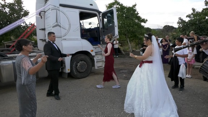 Keşan’da gelin ve damat TIR'la düğüne gitti