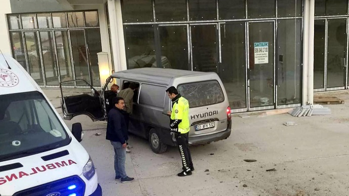 Kaçak göçmenleri taşıyan minibüs iş yerinin duvarına çarptı: 5 yaralı