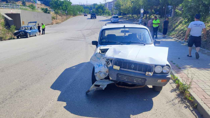 Keşan’da iki otomobilin çarpıştığı kazada maddi hasar oluştu
