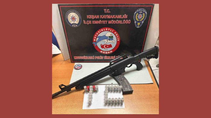 Polis şüphelendi, sırtında taşıdığı halıdan ruhsatsız av tüfeği çıktı