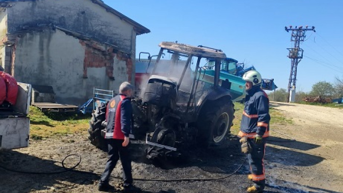 Altıntaş köyünde traktör yangını
