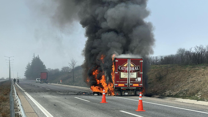 Limonata yüklü TIR yandı