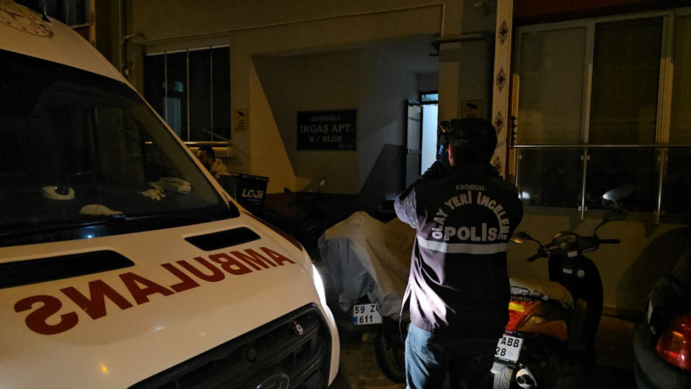 Evinin banyosunda göğsünden bıçaklanmış halde ölü bulundu