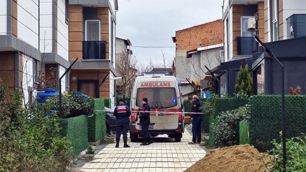 Villada kan donduran olay! Anne ve kızı ölü, baba ise ağır yaralı bulundu