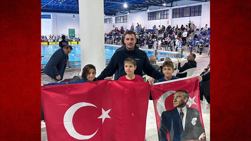 Küçük yüzücüler, Ata’larını, Yunanistan’da elde ettikleri başarıyla andı